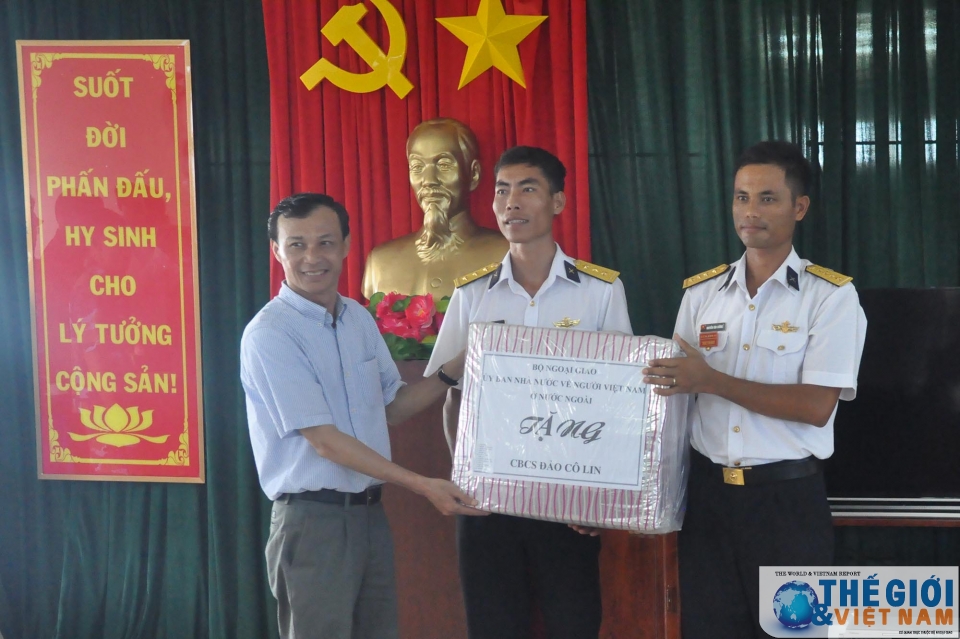 kieu bao va dai bieu doan cong tac so 10 tri an chien sy dong bao o truong sa