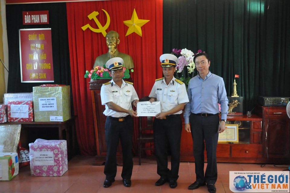 kieu bao va dai bieu doan cong tac so 10 tri an chien sy dong bao o truong sa