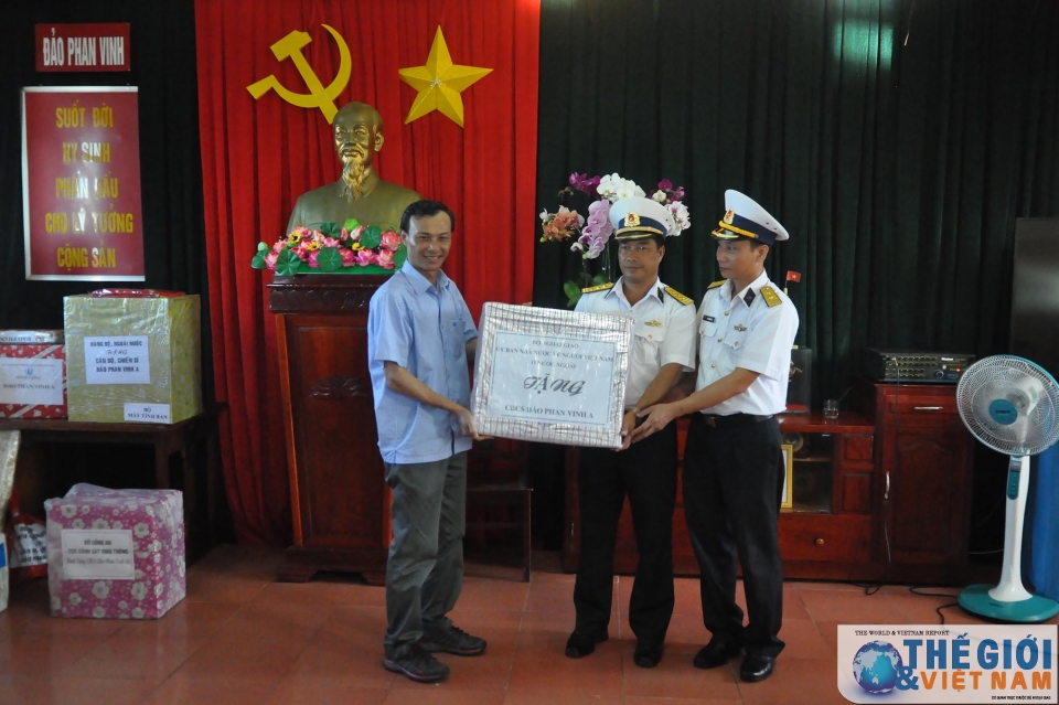 kieu bao va dai bieu doan cong tac so 10 tri an chien sy dong bao o truong sa