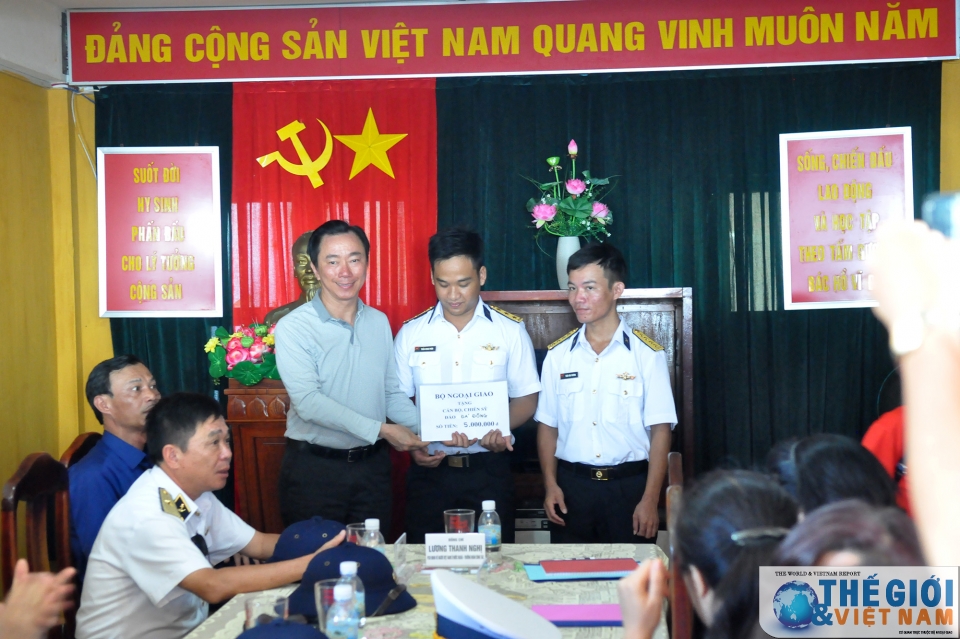 kieu bao va dai bieu doan cong tac so 10 tri an chien sy dong bao o truong sa