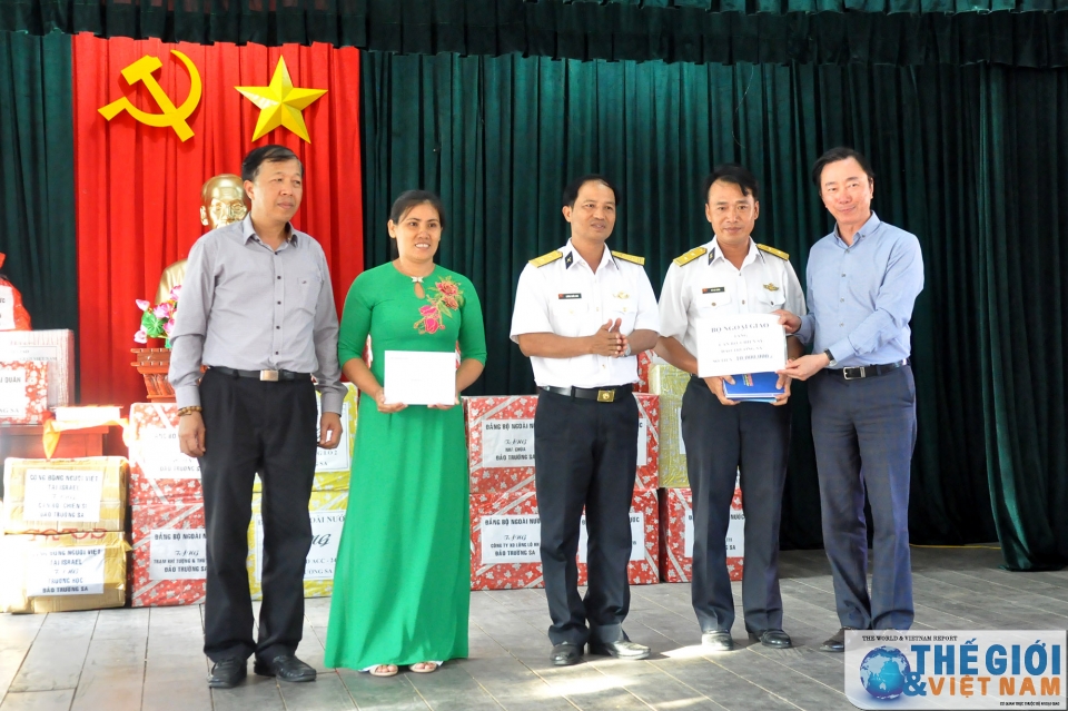 kieu bao va dai bieu doan cong tac so 10 tri an chien sy dong bao o truong sa