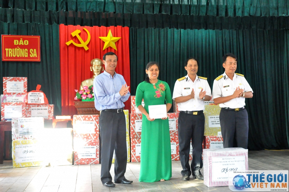 kieu bao va dai bieu doan cong tac so 10 tri an chien sy dong bao o truong sa