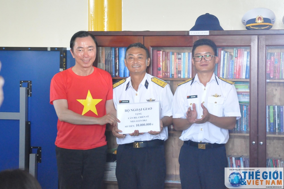 kieu bao va dai bieu doan cong tac so 10 tri an chien sy dong bao o truong sa