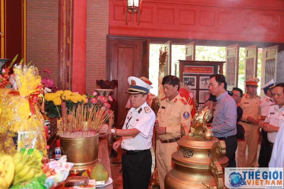 kieu bao va dai bieu doan cong tac so 10 tri an chien sy dong bao o truong sa