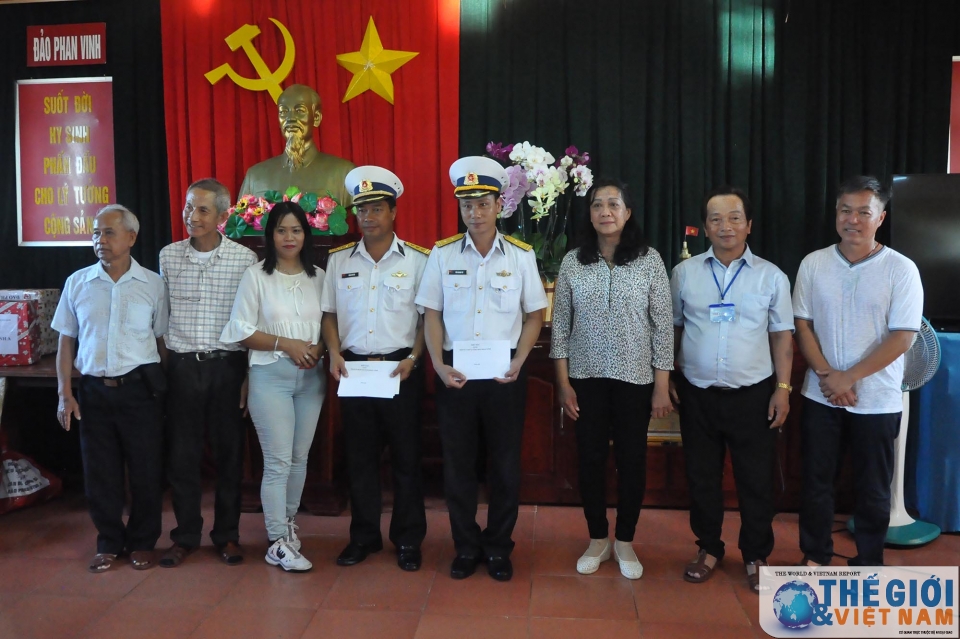 kieu bao va dai bieu doan cong tac so 10 tri an chien sy dong bao o truong sa