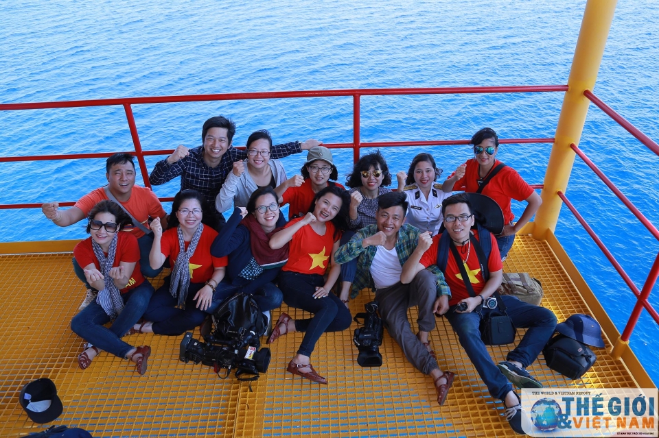 kieu bao va dai bieu doan cong tac so 10 tri an chien sy dong bao o truong sa