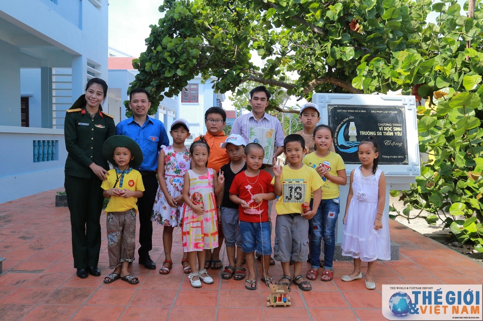 kieu bao va dai bieu doan cong tac so 10 tri an chien sy dong bao o truong sa