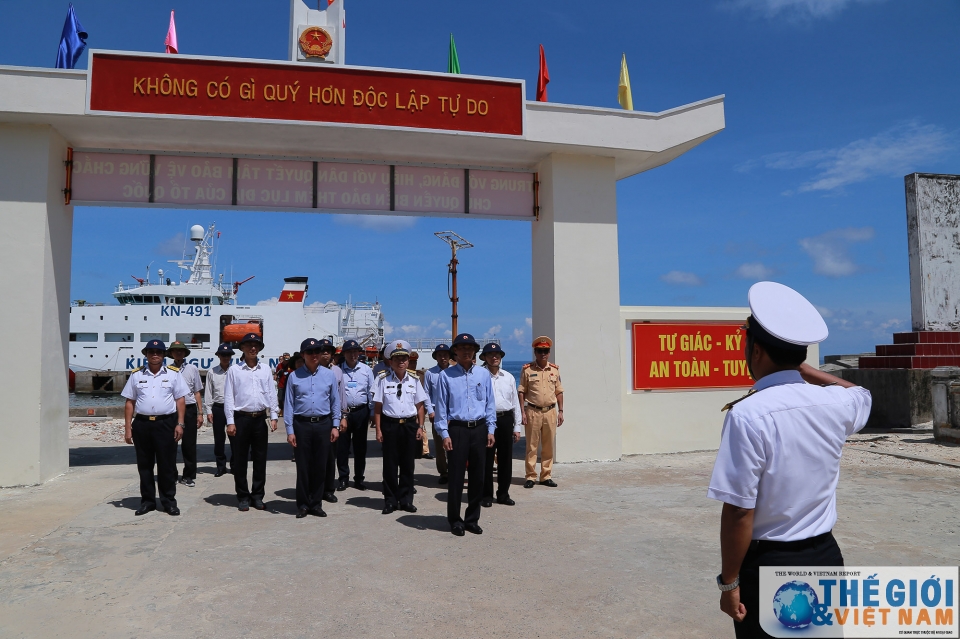 kieu bao va dai bieu doan cong tac so 10 tri an chien sy dong bao o truong sa