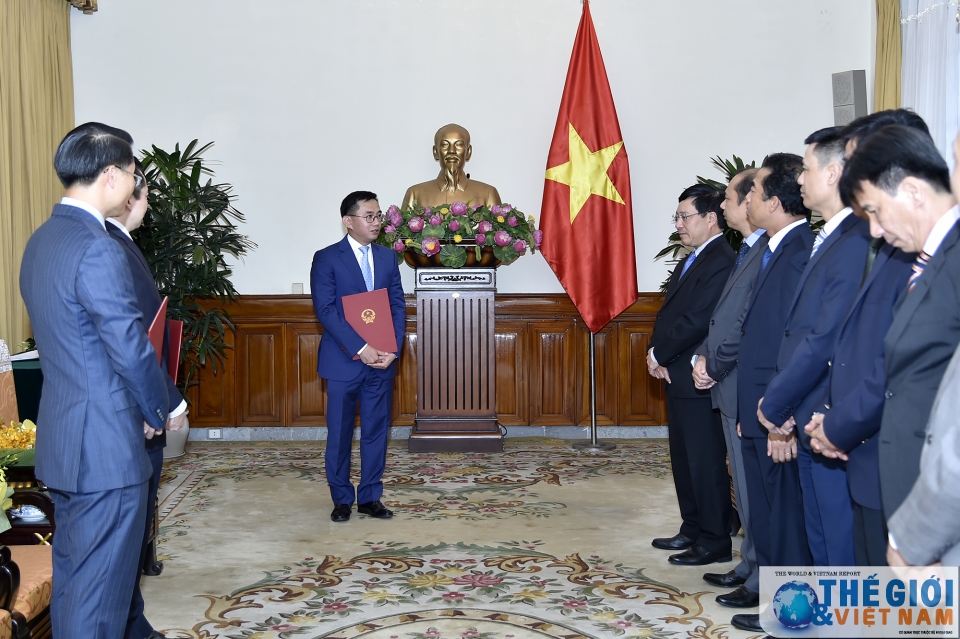 bo ngoai giao trao quyet dinh bo nhiem 03 vu truong