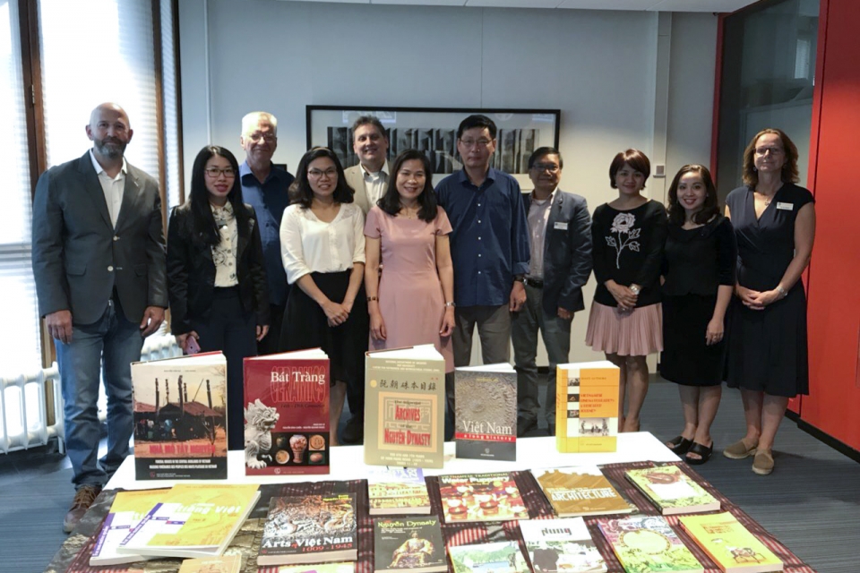 Trao tặng sách về Việt Nam cho Thư viện Đại học Leiden, Hà Lan tin nhap 20180530164335