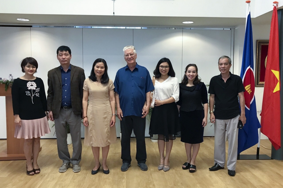 Trao tặng sách về Việt Nam cho Thư viện Đại học Leiden, Hà Lan tin nhap 20180530164335