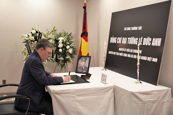 le vieng va mo so tang nguyen chu tich nuoc le duc anh tai hoa ky canada va ukraine