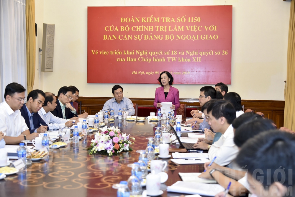 doan kiem tra cua bo chinh tri lam viec voi ban can su dang bo ngoai giao