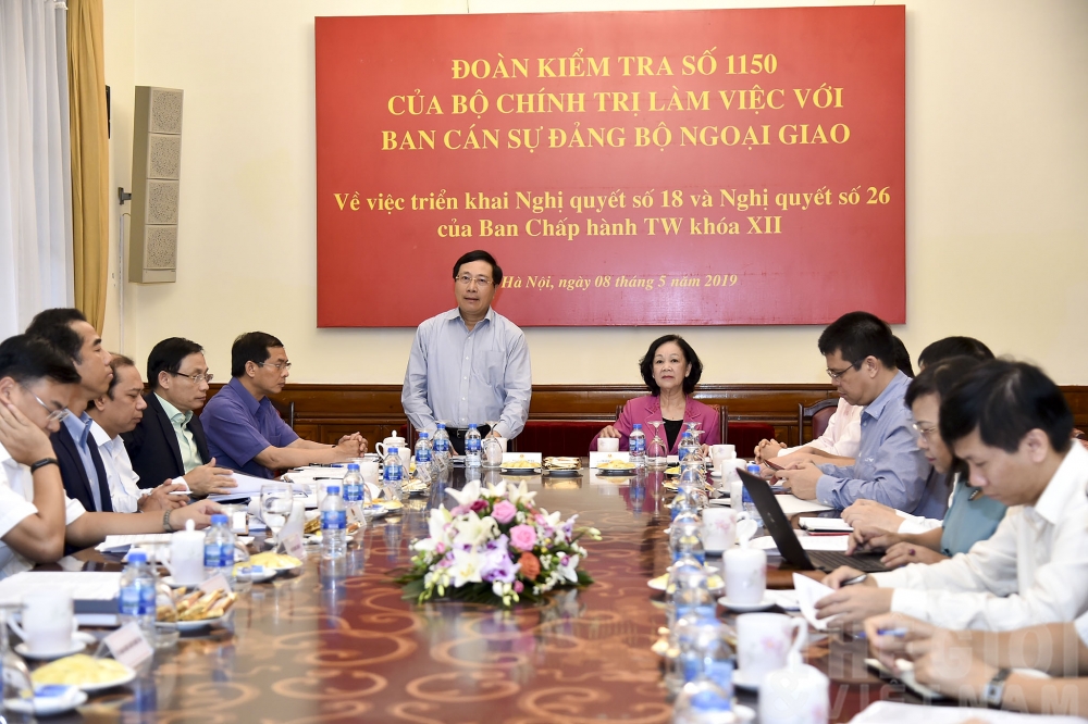 doan kiem tra cua bo chinh tri lam viec voi ban can su dang bo ngoai giao