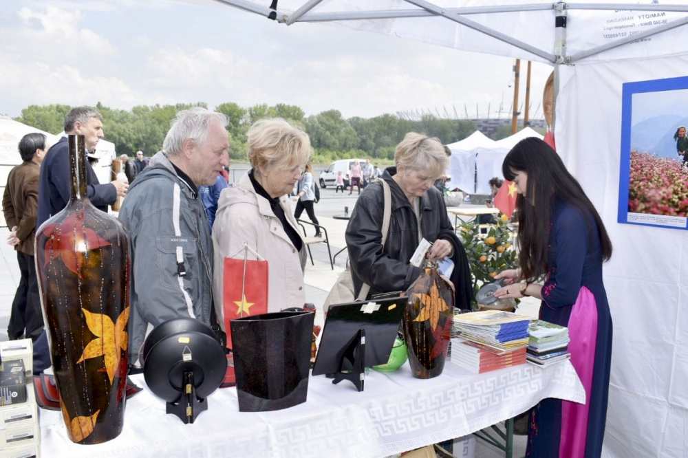 viet nam tham du embassy festival lan thu nhat tai ba lan