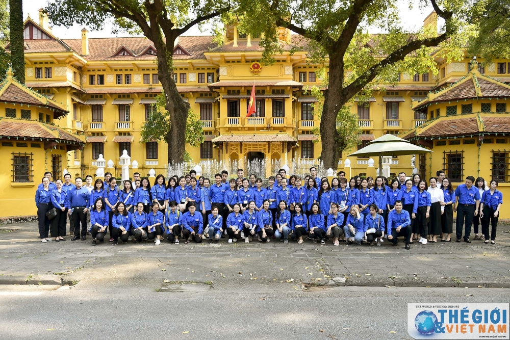 doan bo ngoai giao vao lang vieng chu tich ho chi minh dip sinh nhat nguoi