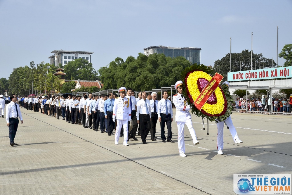 doan bo ngoai giao vao lang vieng chu tich ho chi minh dip sinh nhat nguoi