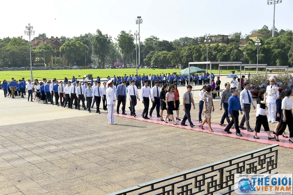 doan bo ngoai giao vao lang vieng chu tich ho chi minh dip sinh nhat nguoi