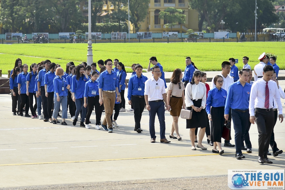 doan bo ngoai giao vao lang vieng chu tich ho chi minh dip sinh nhat nguoi