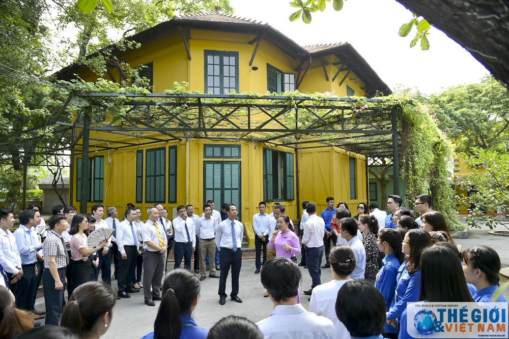 doan bo ngoai giao vao lang vieng chu tich ho chi minh dip sinh nhat nguoi