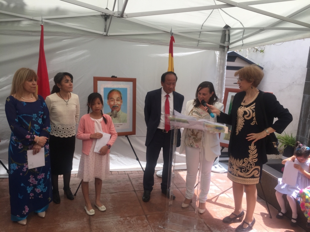 Kỷ niệm 129 năm ngày sinh Chủ tịch Hồ Chí Minh tại Madrid ky niem 129 nam ngay sinh chu tich ho chi minh tai madrid