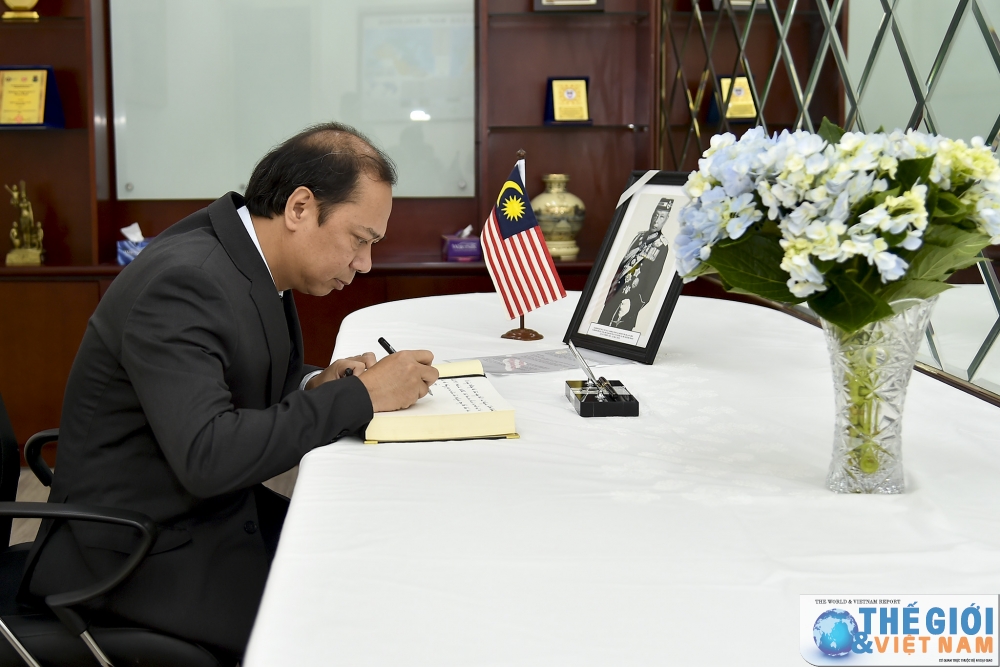 bo ngoai giao ky so tang chia buon quoc vuong thu 7 cua malaysia qua doi