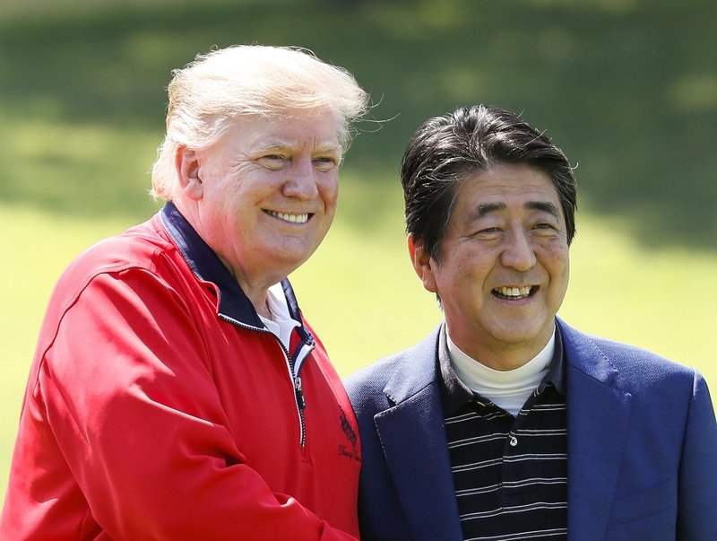 ong donald trump cong du nhat ban ngoai giao tranh thu kieu shinzo abe