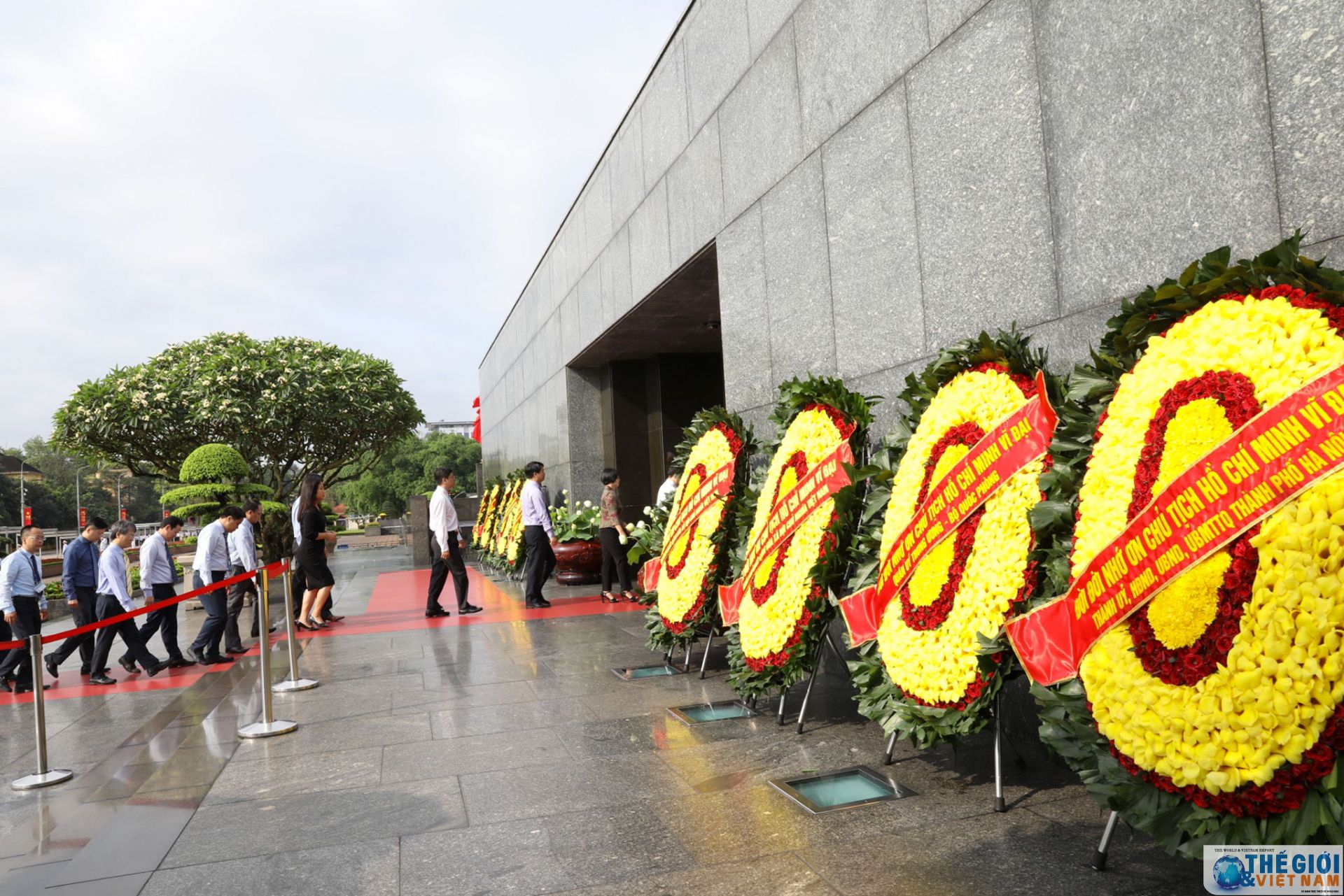 doan lanh dao bo ngoai giao vao lang vieng chu tich ho chi minh dip 130 nam sinh nhat nguoi