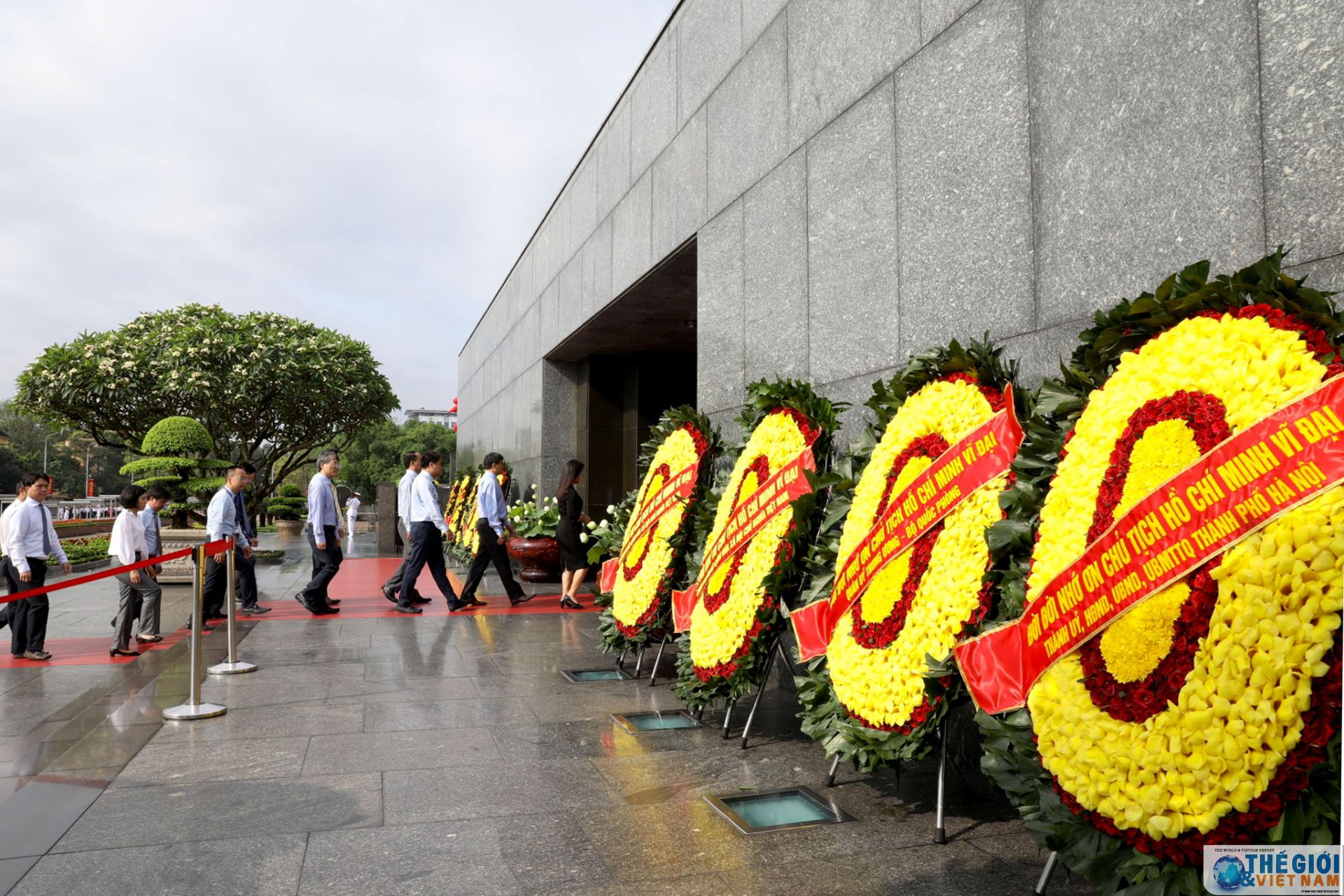 doan lanh dao bo ngoai giao vao lang vieng chu tich ho chi minh dip 130 nam sinh nhat nguoi