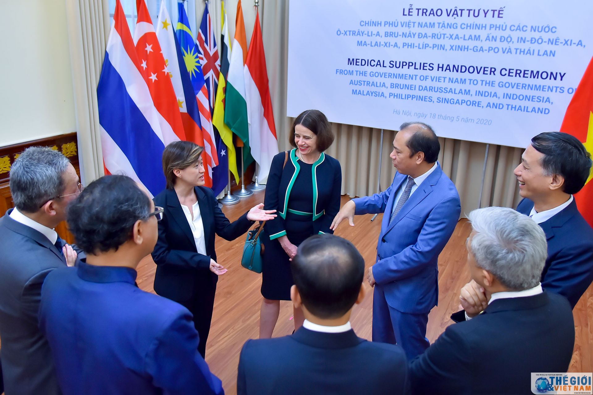 viet nam trao vat tu y te ho tro 8 nuoc ung pho dich covid 19