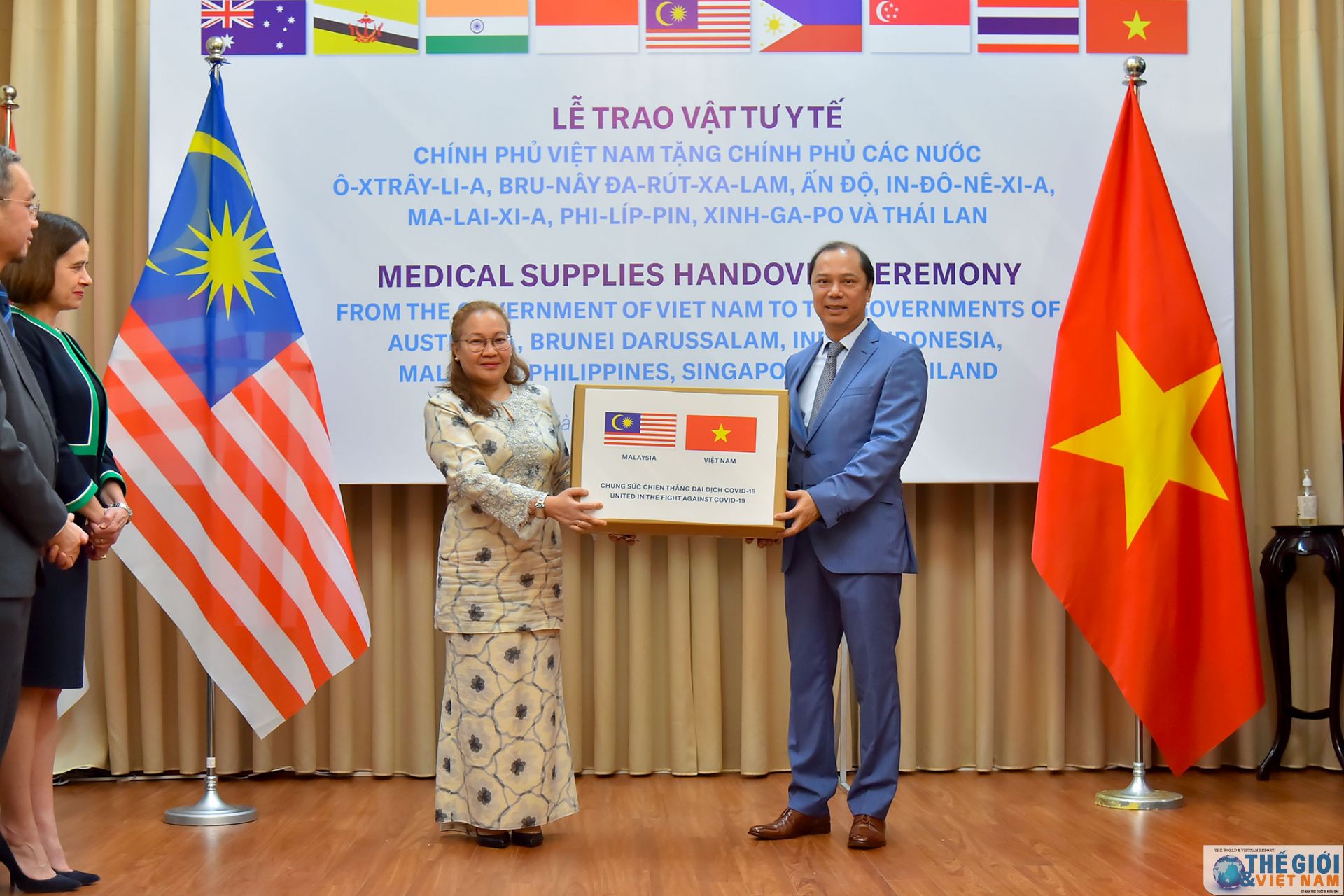 viet nam trao vat tu y te ho tro 8 nuoc ung pho dich covid 19
