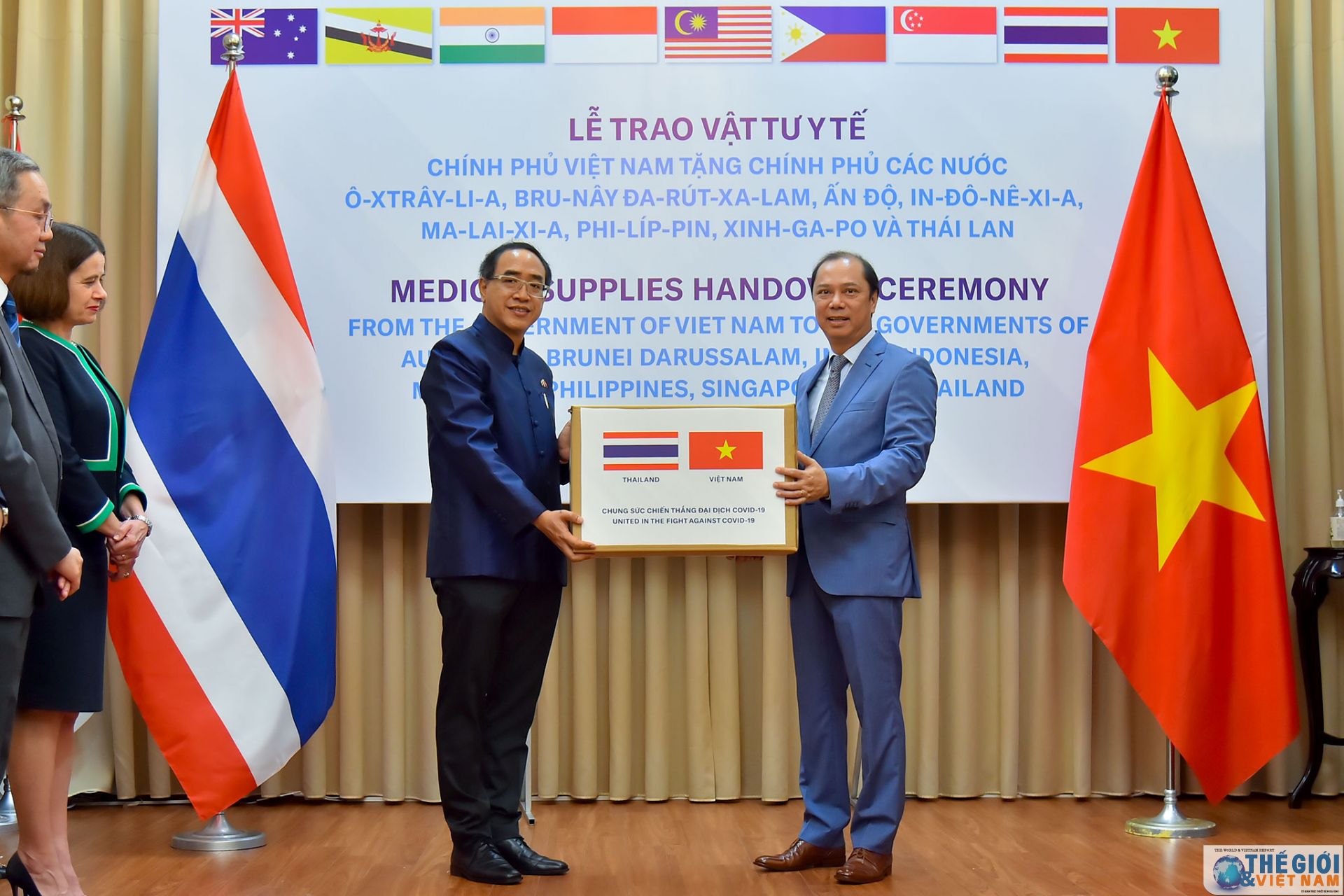 viet nam trao vat tu y te ho tro 8 nuoc ung pho dich covid 19