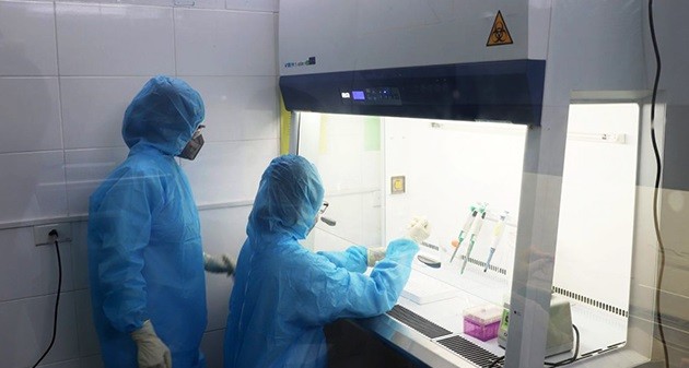 Nhân viên Trung tâm Kiểm soát bệnh tật tỉnh Hà Nam thực hiện xét nghiệm Covid-19.