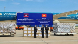 Việt Nam trao tặng 500.000 USD và vật tư, thiết bị y tế hỗ trợ Lào ứng phó dịch Covid-19