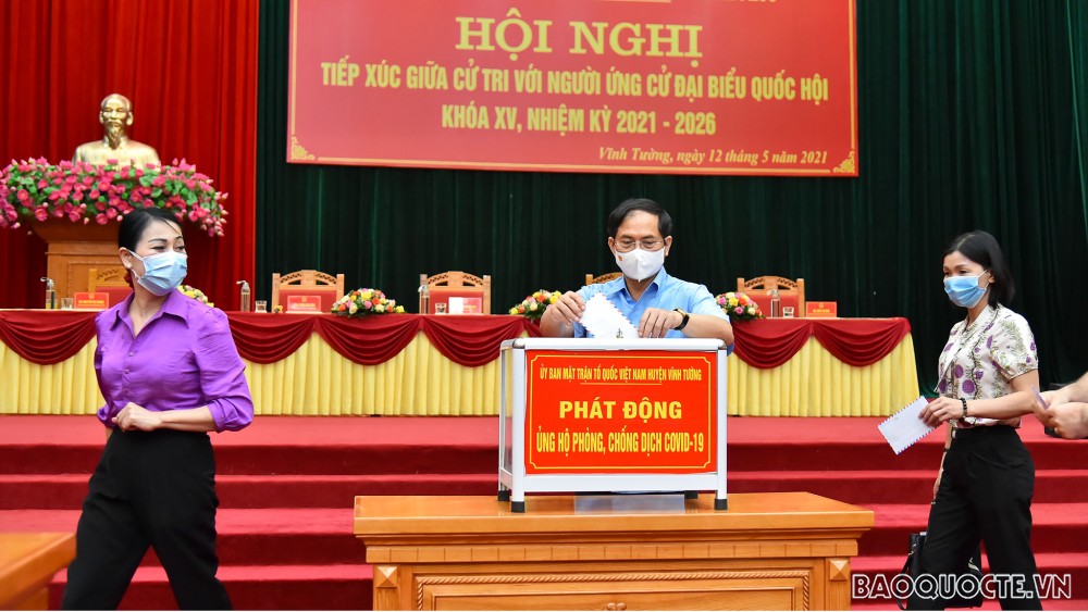 Ngay sau buổi tiếp xúc, vận động bầu cử tại huyện Vĩnh Tường, Bộ trưởng Ngoại giao Bùi Thanh Sơn cùng các ứng cử viên, lãnh đạo huyện Vĩnh Tường và các cử tri hưởng ứng chương trình đóng góp, ủng hộ Quỹ Phòng chống dịch bệnh Covid-19 huyện Vĩnh Tường.
