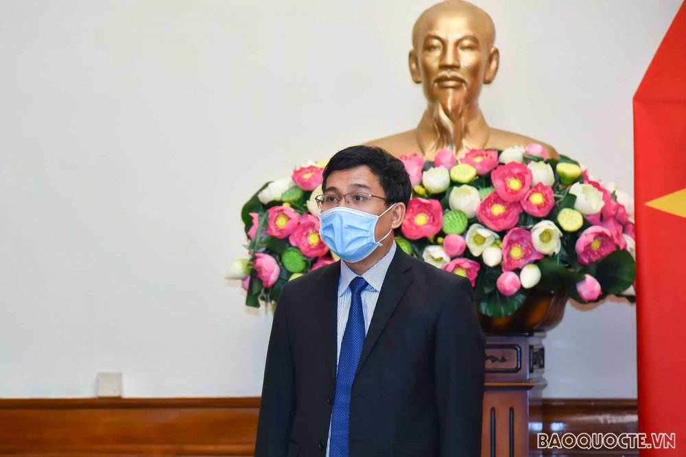 Phát biểu chúc mừng các cán bộ hoàn thành xuất sắc nhiệm kỳ ở nước ngoài, được phân công vào vị trí công tác mới, Thứ trưởng Ngoại giao Nguyễn Minh Vũ khẳng định, đây là sự tin tưởng của Bộ trưởng, tập thể Lãnh đạo Bộ đối với phẩm chất, năng lực của các cán bộ.