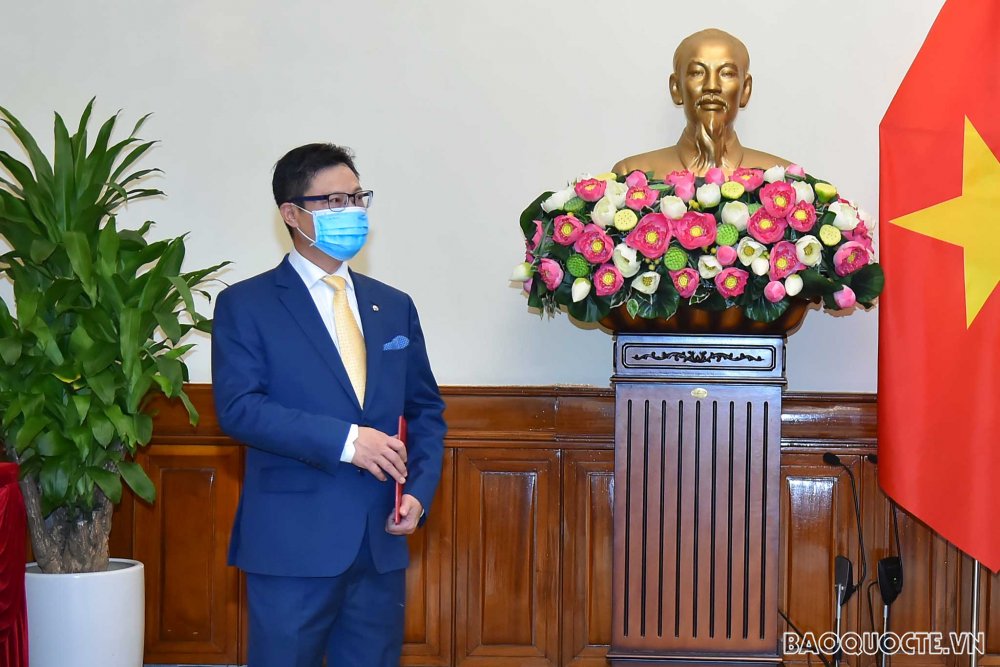 Thay mặt cho các cán bộ vừa nhận quyết định, ông Trịnh Đức Hải bày tỏ vinh dự khi được tập thể Lãnh đạo Bộ tin tưởng phân công nhiệm vụ mới; khẳng định sẽ nỗ lực hết sức mình để hoàn thành tốt công việc được giao, xứng đáng với sự tin cậy của tập thể của Bộ trưởng và tập thể Lãnh đạo Bộ.