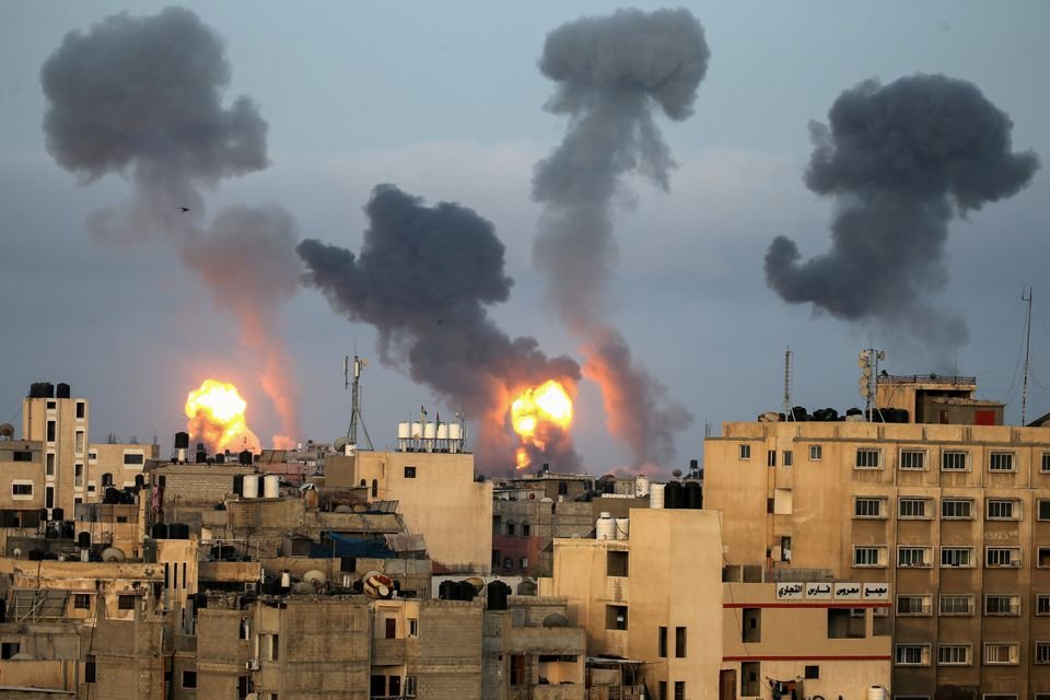 Lửa và khói bốc lên trong các cuộc không kích của Israel trong bối cảnh bùng phát bạo lực giữa Israel và Palestine, ở phía nam Dải Gaza ngày 11/5/2021. (Nguồn: Reuters)