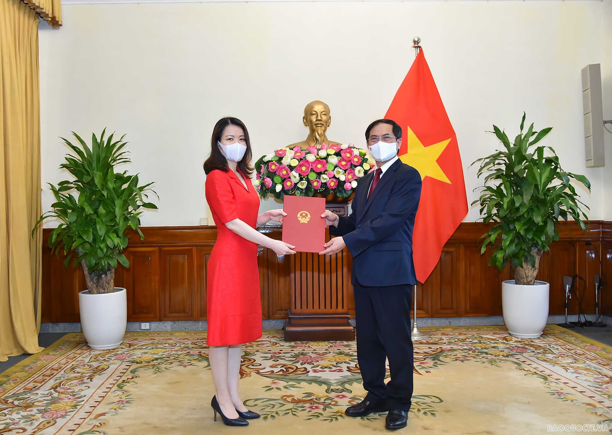 Bộ trưởng Ngoại giao Bùi Thanh Sơn trao quyết định điều động Vụ trưởng và bổ nhiệm Tổng Lãnh sự