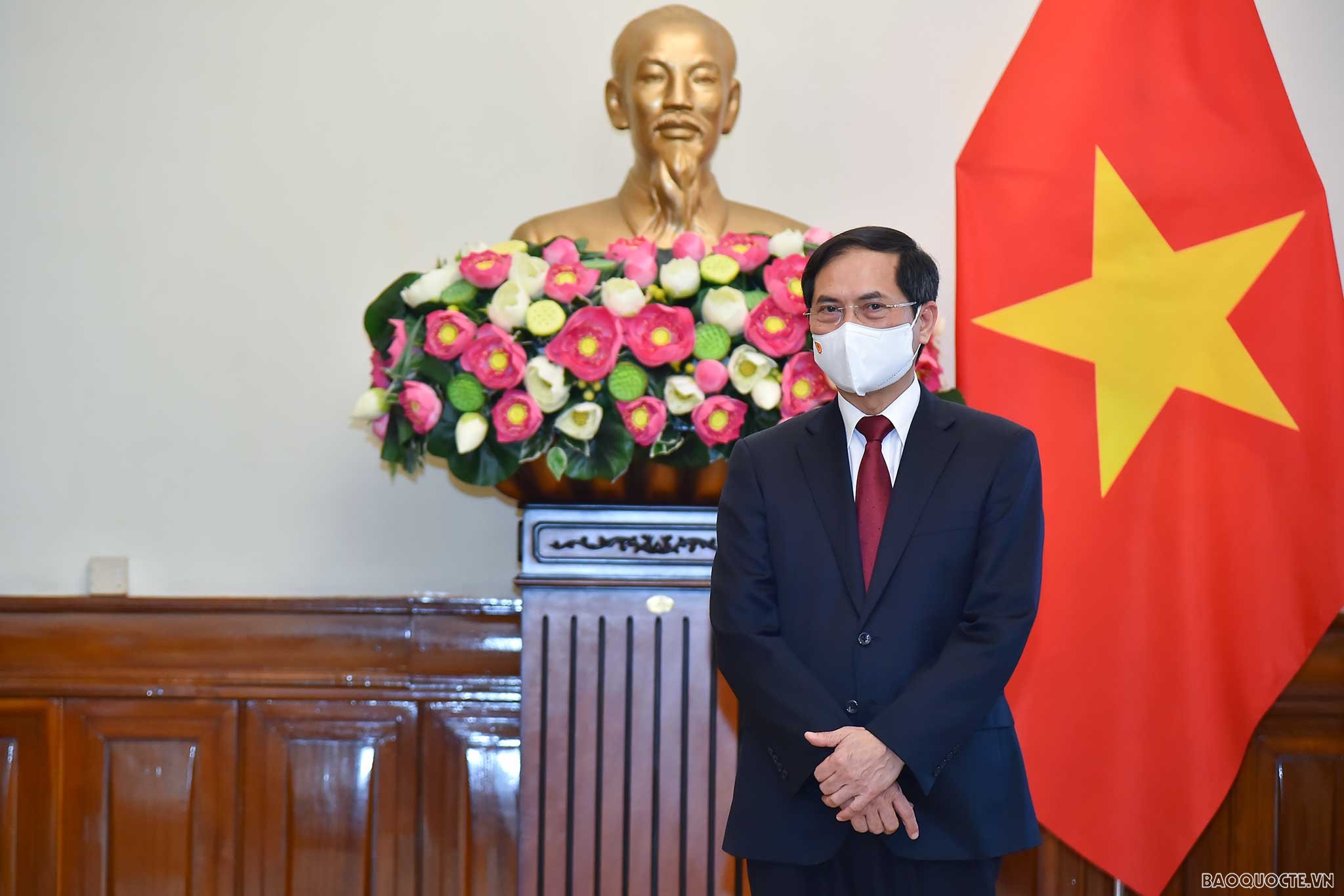 Bộ trưởng Ngoại giao Bùi Thanh Sơn trao quyết định điều động Vụ trưởng và bổ nhiệm Tổng Lãnh sự