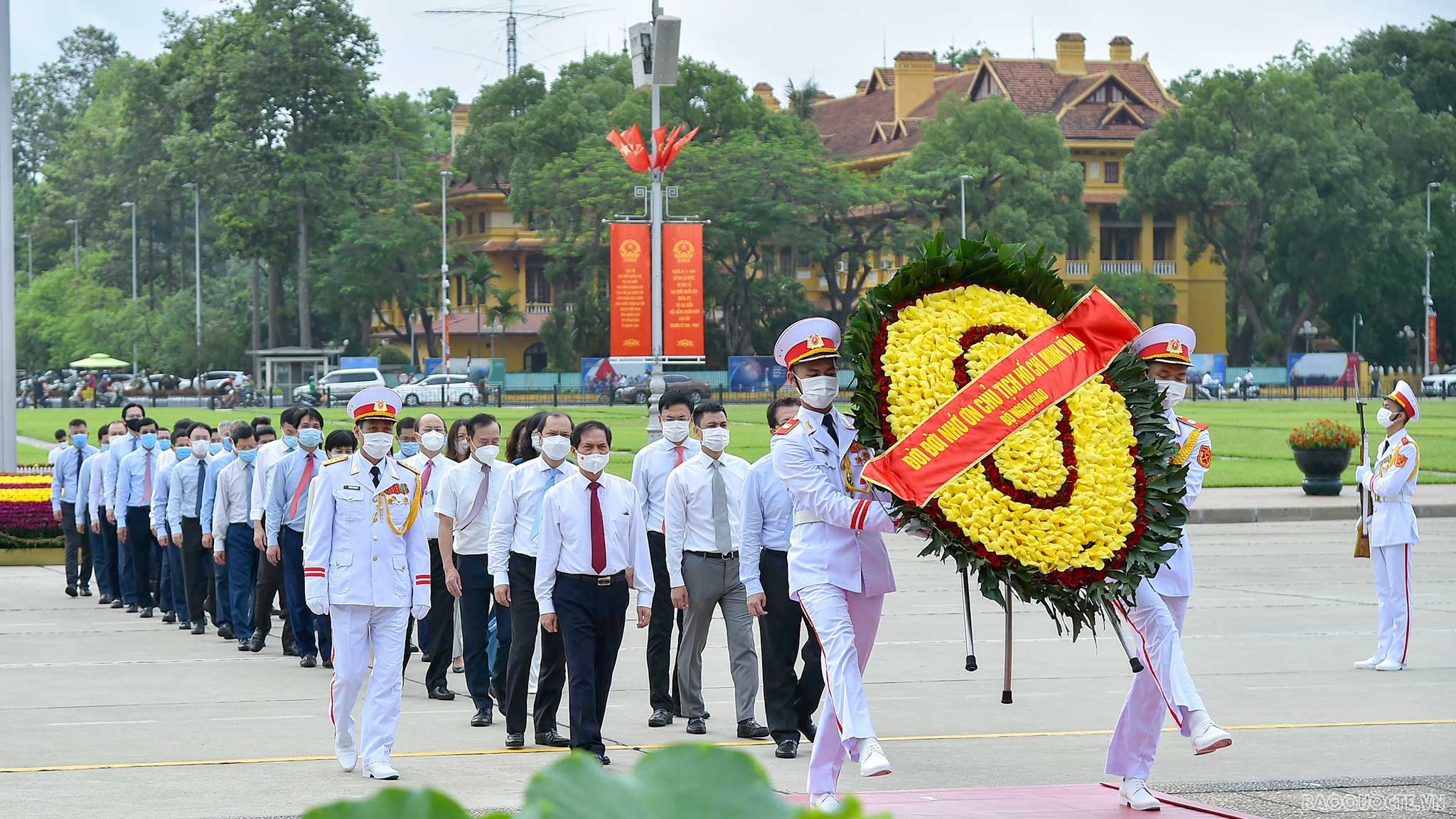 Đoàn Bộ Ngoại giao viếng Chủ tịch Hồ Chí Minh dịp kỷ niệm 131 năm Ngày sinh nhật Người