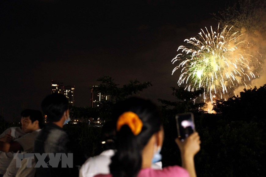 Nhân kỷ niệm 47 năm Ngày giải phóng miền Nam, thống nhất đất nước và 136 năm Ngày Quốc tế Lao động, TP Hồ Chí Minh tổ chức bắn pháo hoa tại khu vực đầu đường hầm sông Sài Gòn và Công viên văn hóa Đầm Sen.