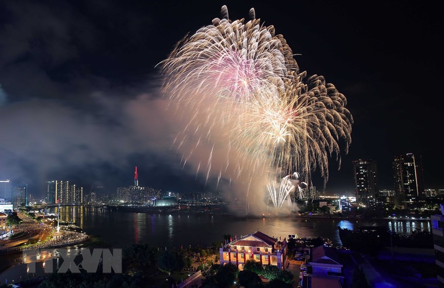 Năm nay TP Hồ Chí Minh bắn pháo hoa tại hai điểm là khu vực đầu đường hầm sông Sài Gòn (TP Thủ Đức) và Công viên văn hóa Đầm Sen (quận 11), thay vì 5 điểm như những lần trước. Pháo hoa được trình diễn 15 phút, từ 21h đến 21h15.