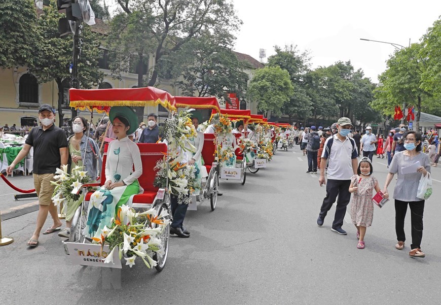 Đoàn xe xích lô diễu hành trên phố đi bộ Hồ Gươm.