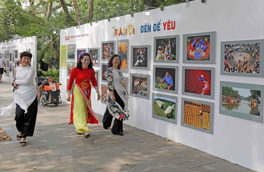 Một góc triển lãm hình ảnh về Hà Nội bên bờ hồ Hoàn Kiếm.