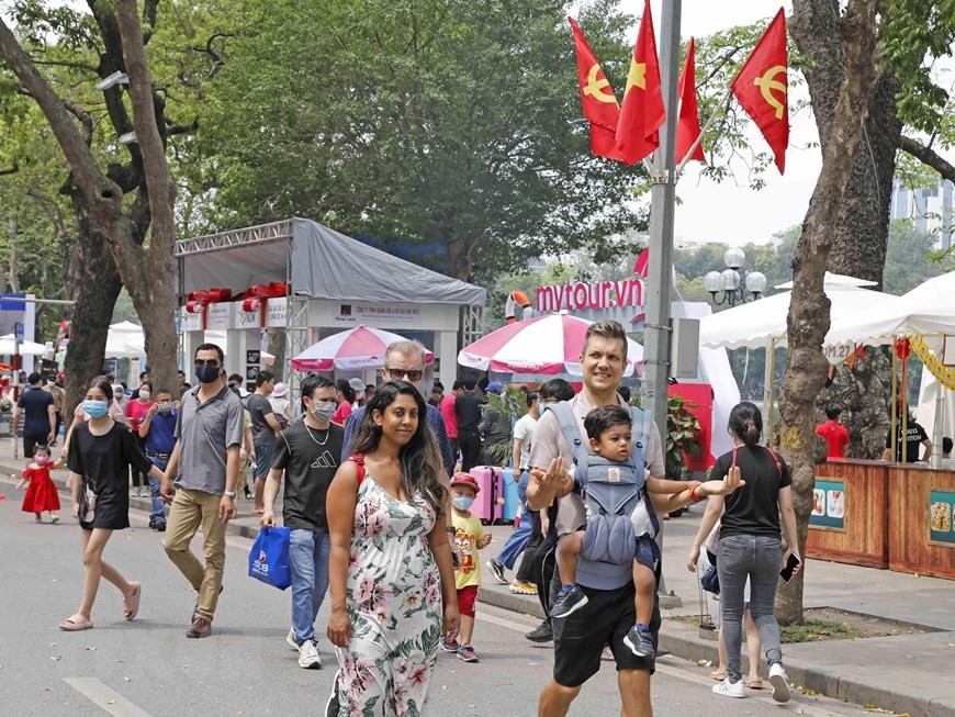 Các tuyến phố đi bộ quanh Hồ Gươm tấp nập với các hoạt động được Sở Du lịch Hà Nội tổ chức nhằm đáp ứng nhu cầu vui chơi, giải trí của người dân địa phương và du khách.