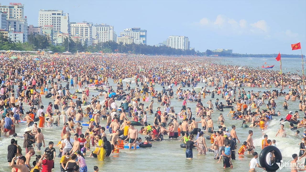 Biển Sầm Sơn ken cứng người trong ngày nghỉ lễ đầu tiên. (Nguồn: Vietnamnet)