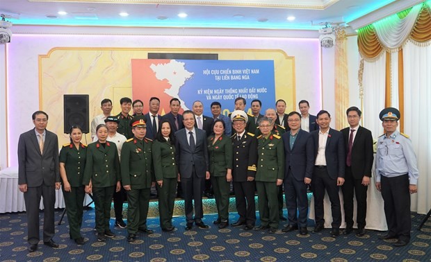 Các cựu chiến binh và các đại biểu tại lễ kỷ niệm. (Nguồn: TTXVN)Hội cựu chiến binh Việt Nam tại Nga kỷ niệm ngày giải phóng miền Nam 30/4 và Quốc tế Lao động 1/5