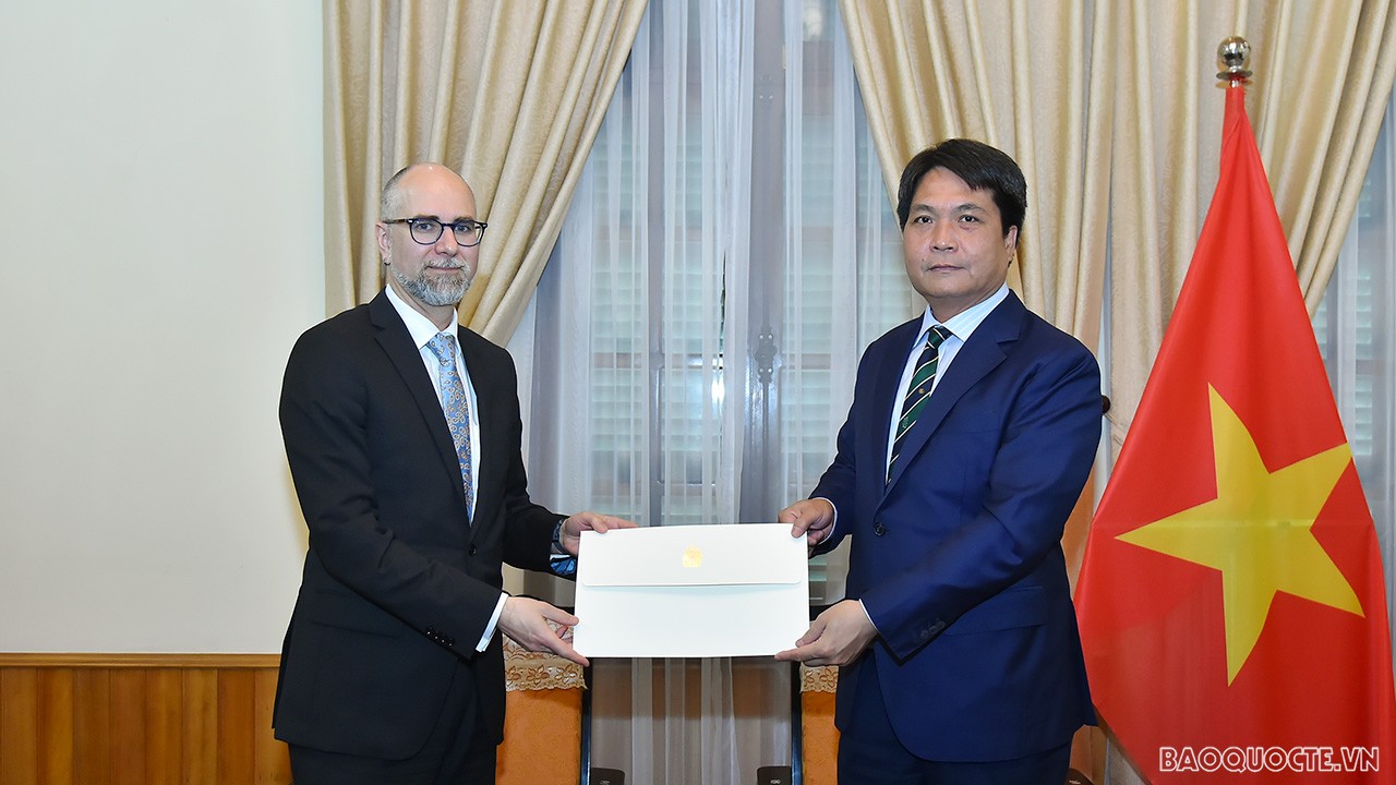 Ngày 5/5, Đại sứ Nguyễn Việt Dũng, Cục trưởng Cục Lễ tân Nhà nước đã tiếp nhận bản sao Thư ủy nhiệm bổ nhiệm Đại sứ Canada tại Việt Nam. (Ảnh: Anh Sơn) Ngày 5/5, Đại sứ Nguyễn Việt Dũng, Cục trưởng Cục Lễ tân Nhà nước đã tiếp nhận bản sao Thư ủy nhiệm bổ nhiệm Đại sứ Canada tại Việt Nam. (Ảnh: Anh Sơn)