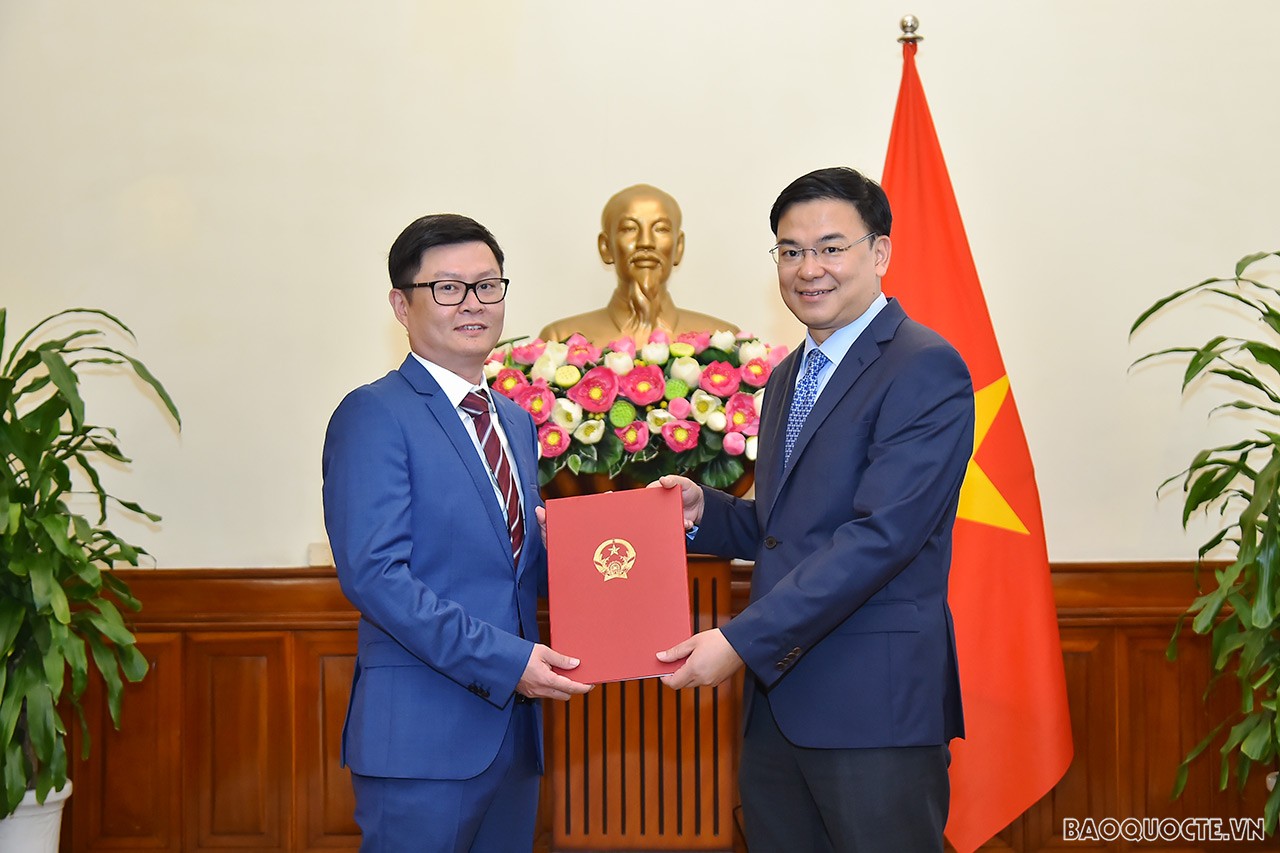 Thứ trưởng Ngoại giao Phạm Quang Hiệu trao quyết định tiếp nhận và điều động ông Đặng Chung Thủy, nguyên Tham tán Công sứ - Người thứ hai, Đại sứ quán Việt Nam tại Đức, kết thúc nhiệm kỳ về nước, giữ chức Phó Vụ trưởng Vụ Chính sách đối ngoại.